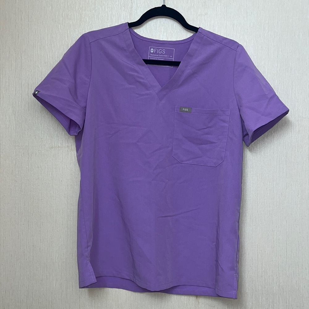 FIGS Women’s Lilac Catarina One Pocket Scrub Top